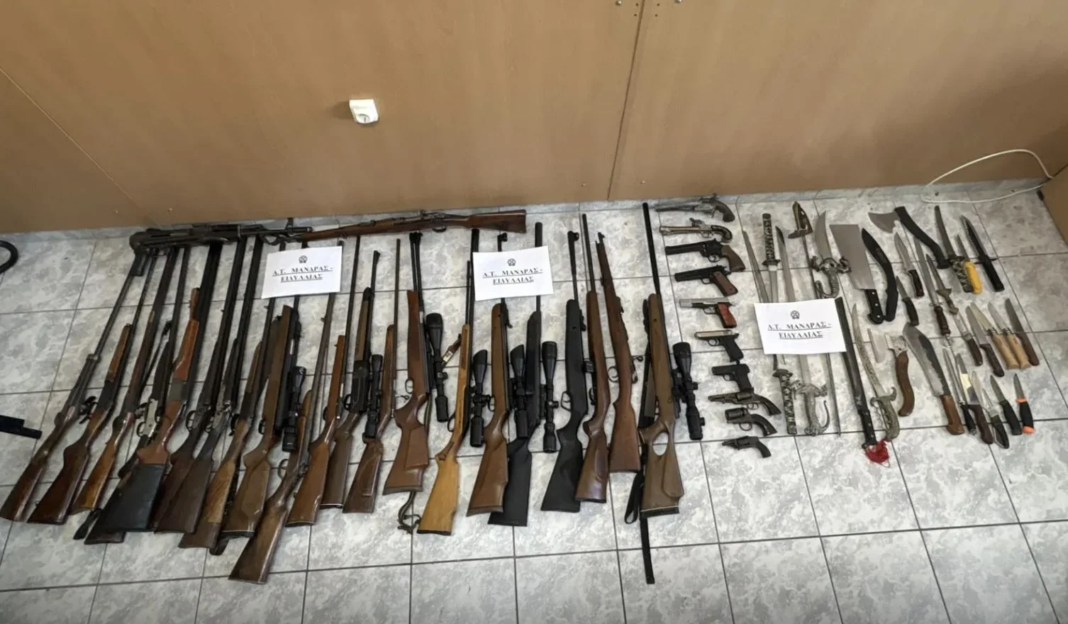 Ολόκληρο οπλοστάσιο βρέθηκε έπειτα από καταγγελία για παράνομο εκτροφείο ζώων