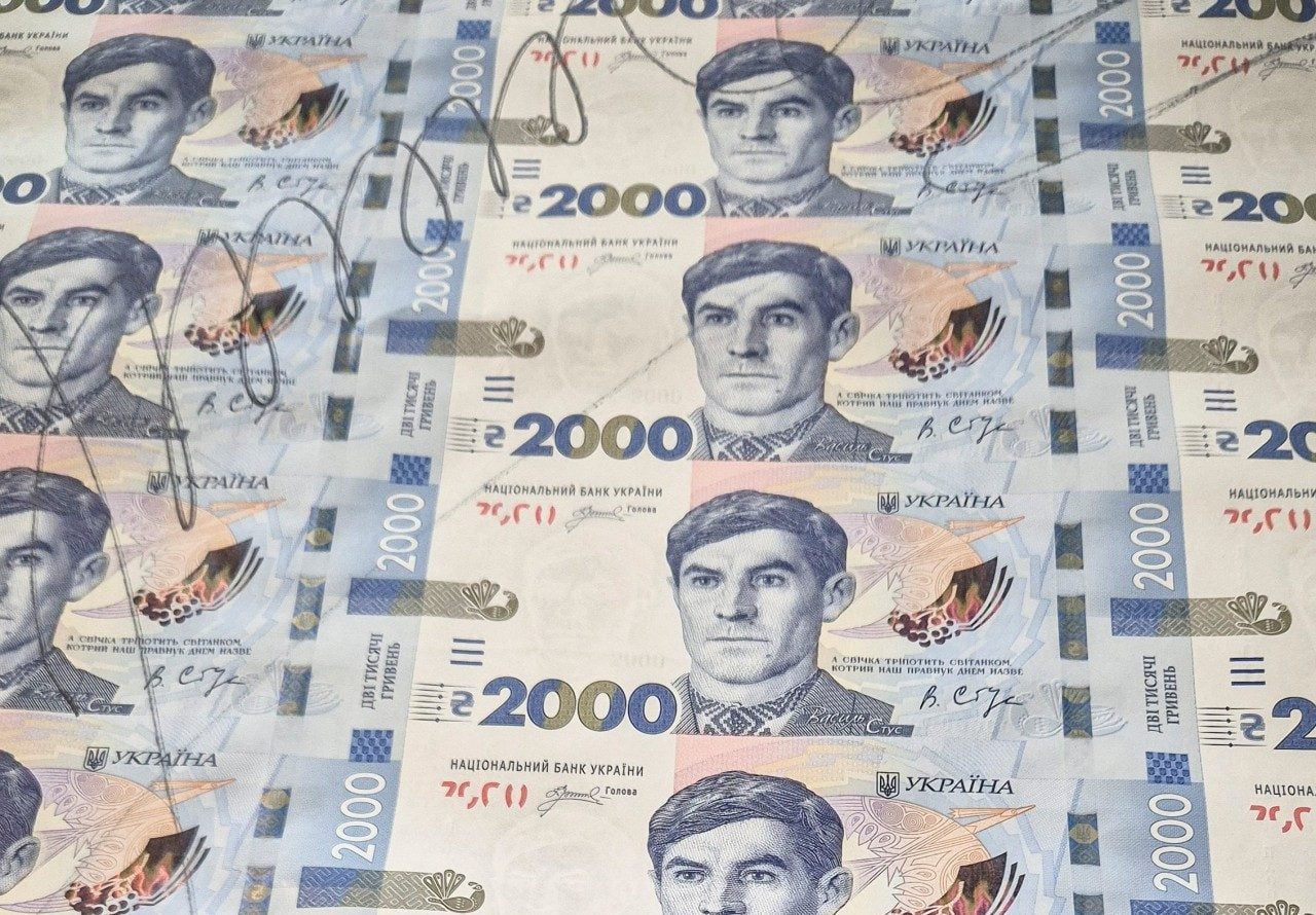 Η Ουκρανία παρουσιάζει νέο χαρτονόμισμα των 2.000 γρίβνα, ο πόλεμος αυξάνει τη ζήτηση για μετρητά