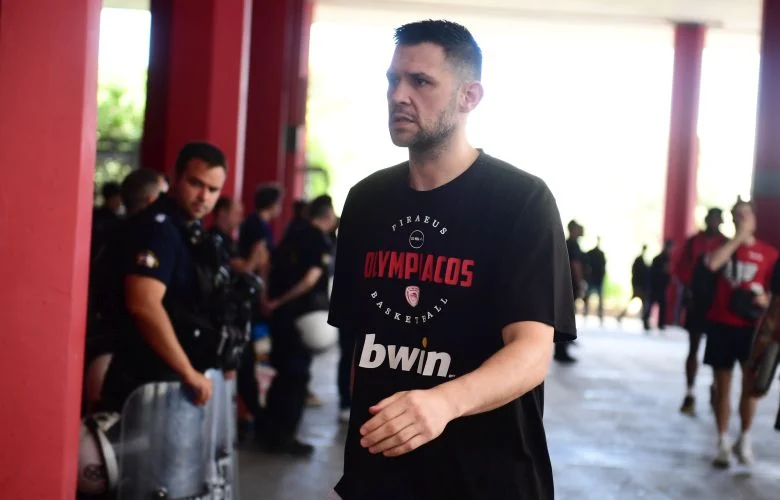 Ανανέωσε για δύο χρόνια με τον Ολυμπιακό ο Κώστας Παπανικολάου – News.gr
