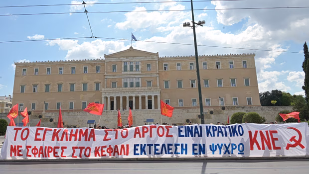 «Εκτέλεση εν ψυχρώ»: Γιγαντοπανό της ΚΝΕ στη Βουλή για τον 20χρονο στο Άργος