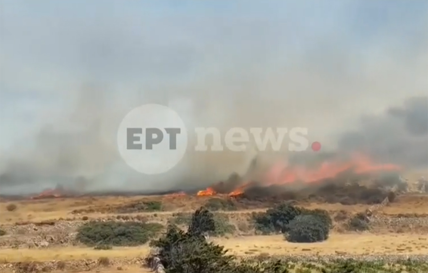Σε ύφεση η πυρκαγιά της Πάρου, συνεχίζεται η μάχη με τις διάσπαρτες εστίες – Στο πεδίο παραμένουν ισχυρές επίγειες και εναέριες δυνάμεις