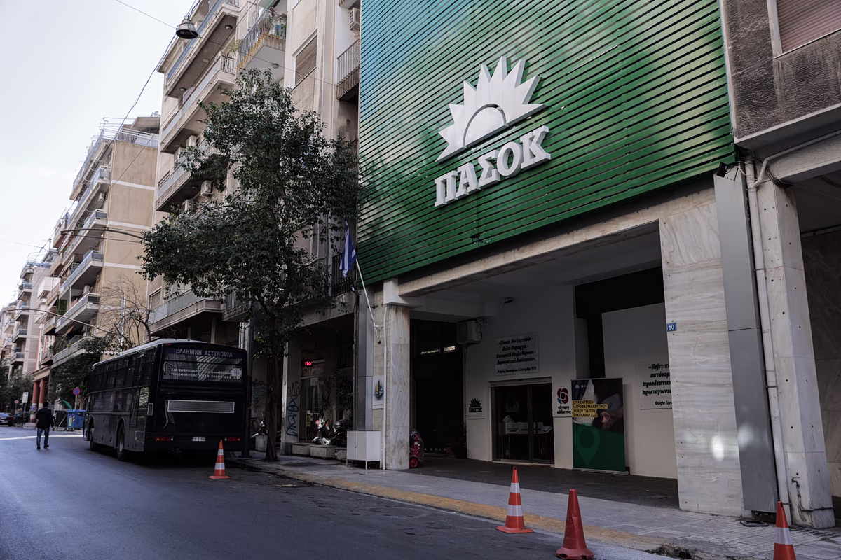 Σκληρή απάντηση ΠΑΣΟΚ για τα χρέη στις τράπεζες με «Μητσοτάκη της διαφθοράς» και «Τσίπρα της διαπλοκής»