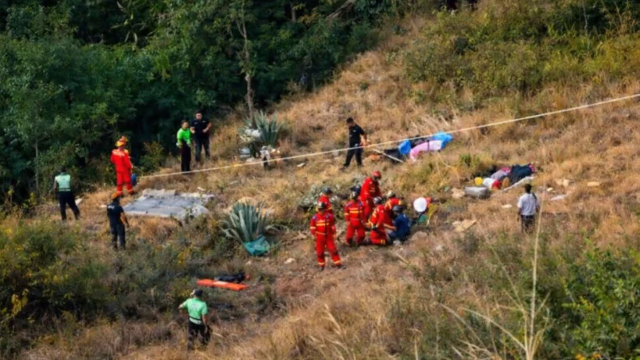 Συγκλονιστικό τροχαίο στο Περού: 14 νεκροί μετά από πτώση φορτηγού σε γκρεμό