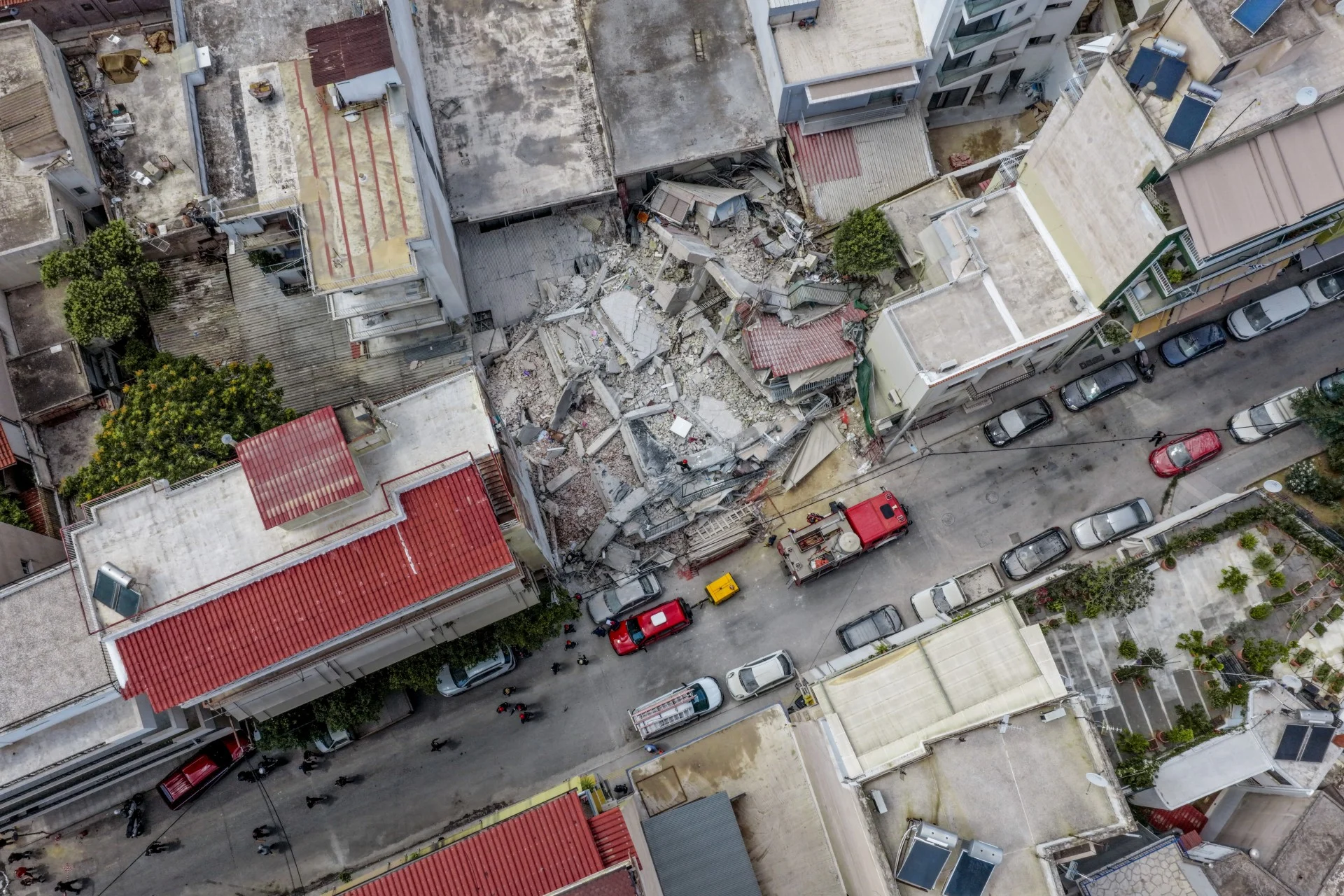 Κατάρρευση πολυκατοικίας στα Πετράλωνα: Ελεύθεροι οι πέντε συλληφθέντες – Διατάχθηκε προκαταρκτική έρευνα