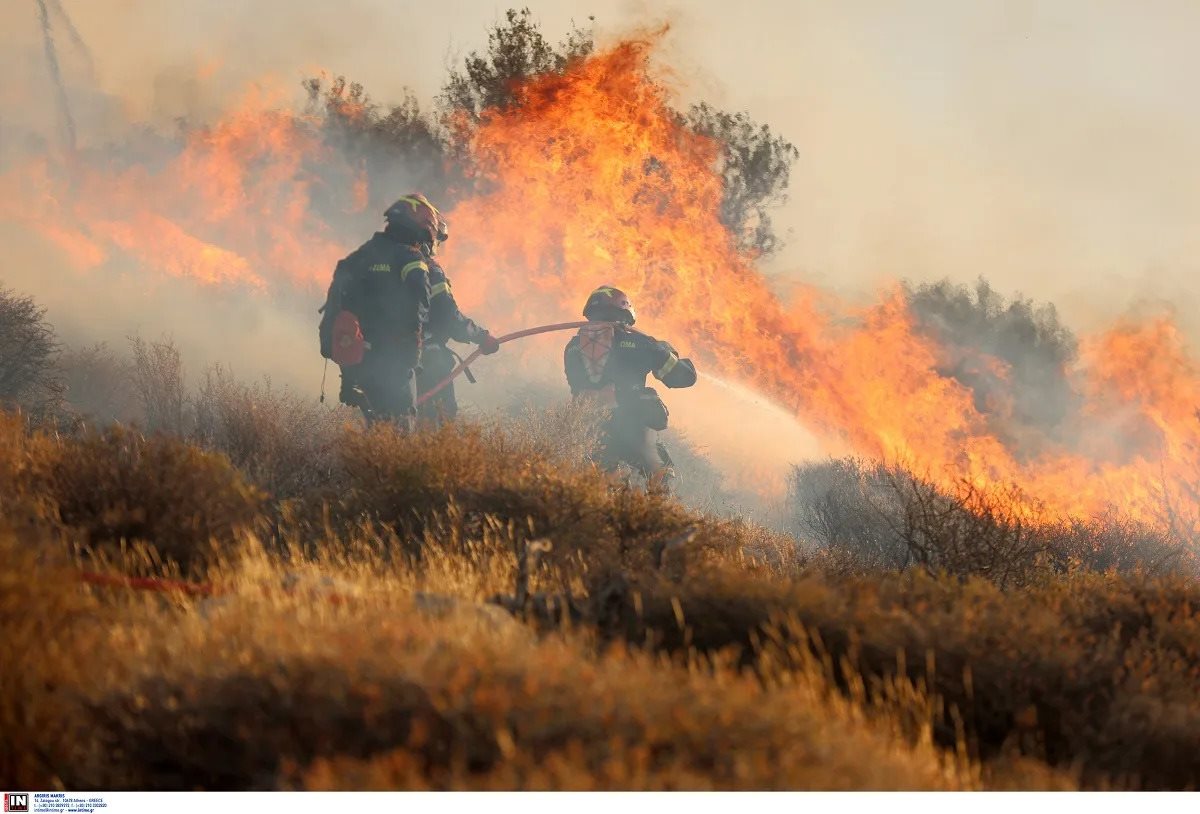 Πύρινα μέτωπα σε Κρήτη, Μυτιλήνη, Πελοπόννησο, νεκροί τρεις πυροσβέστες