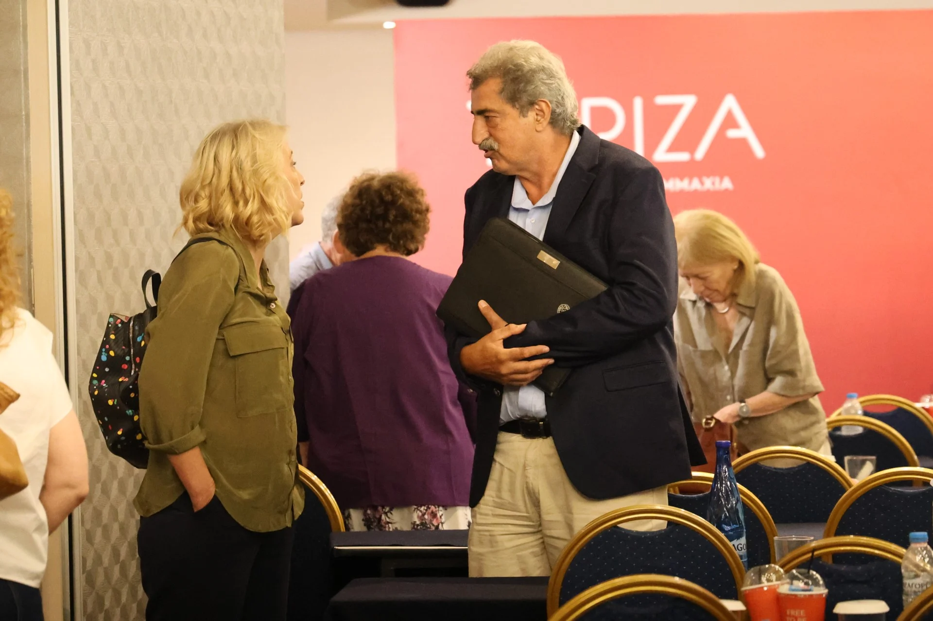 Ζητά να αποσυρθεί η Δούρου από την κούρσα της ηγεσίας