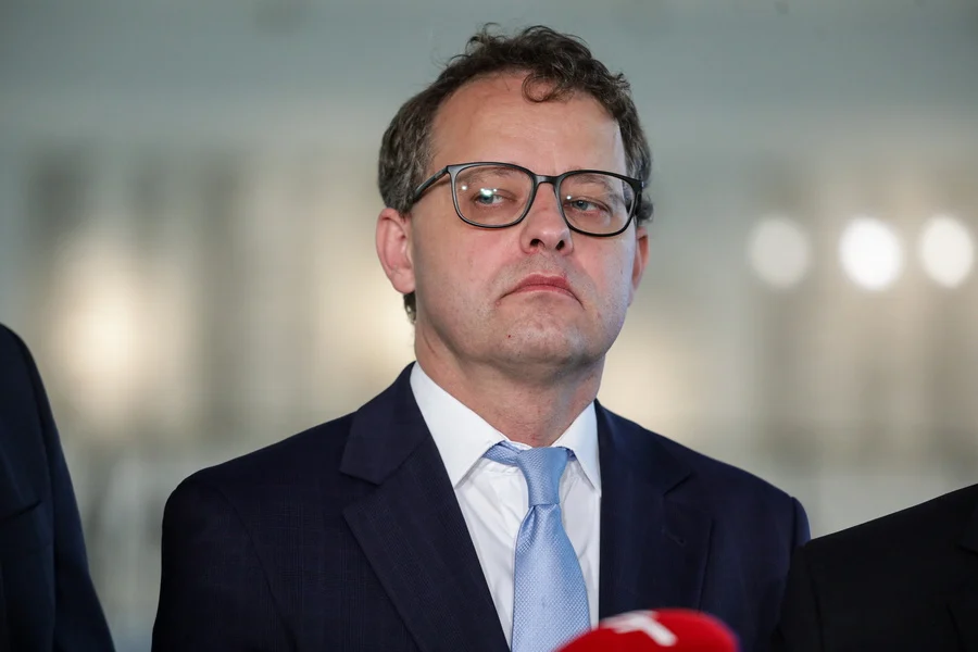 Η Ουγγαρία ανακάλεσε το καθεστώς του πρόσφυγα που είχε χορηγήσει σε δύο φυγόδικους πρώην υπουργούς που κατηγορούνται για κατάχρηση