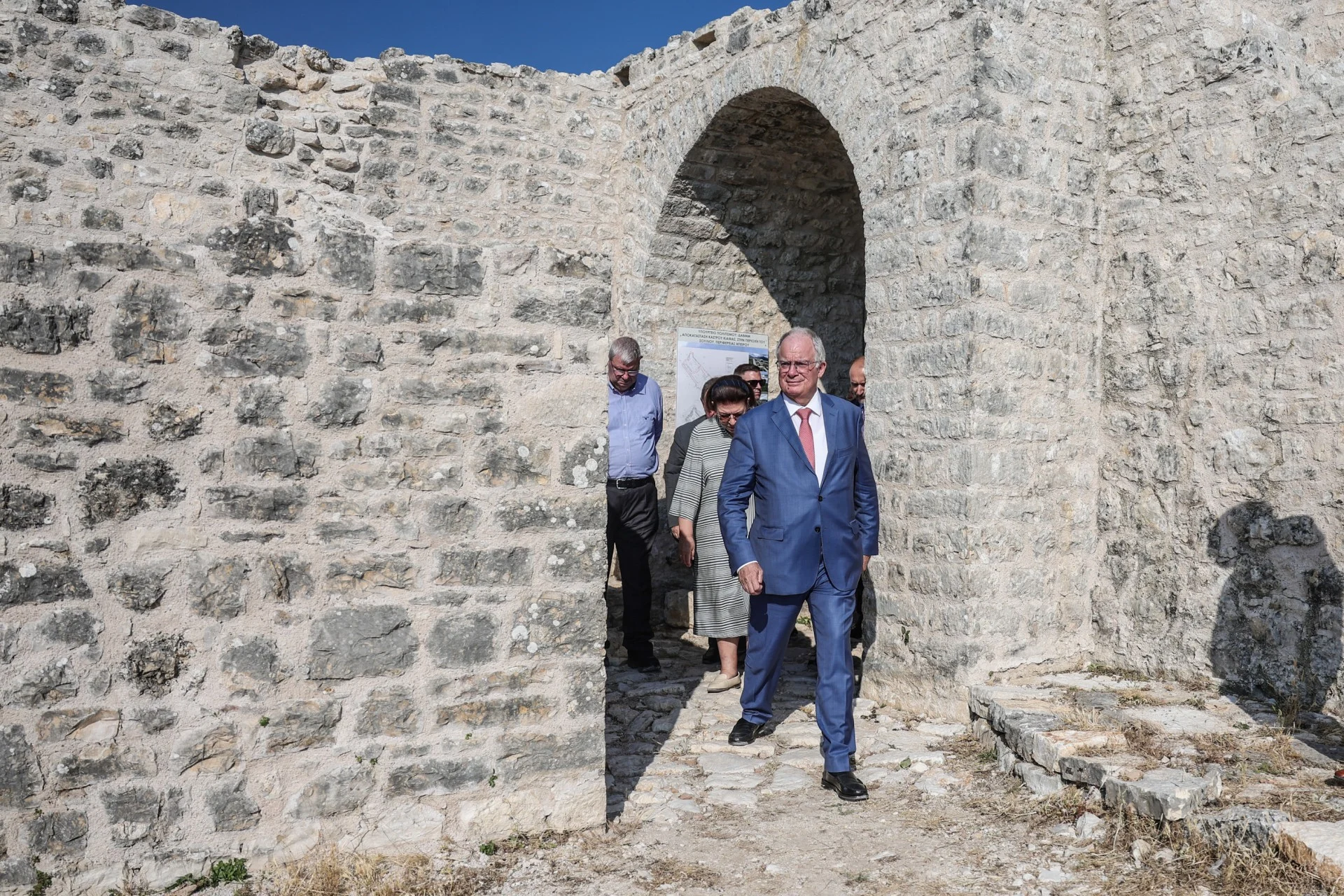 Ο ΠτΔ εγκαινίασε το έργο αποκατάστασης και ανάδειξής του Κάστρου της Κιάφας στο Σούλι