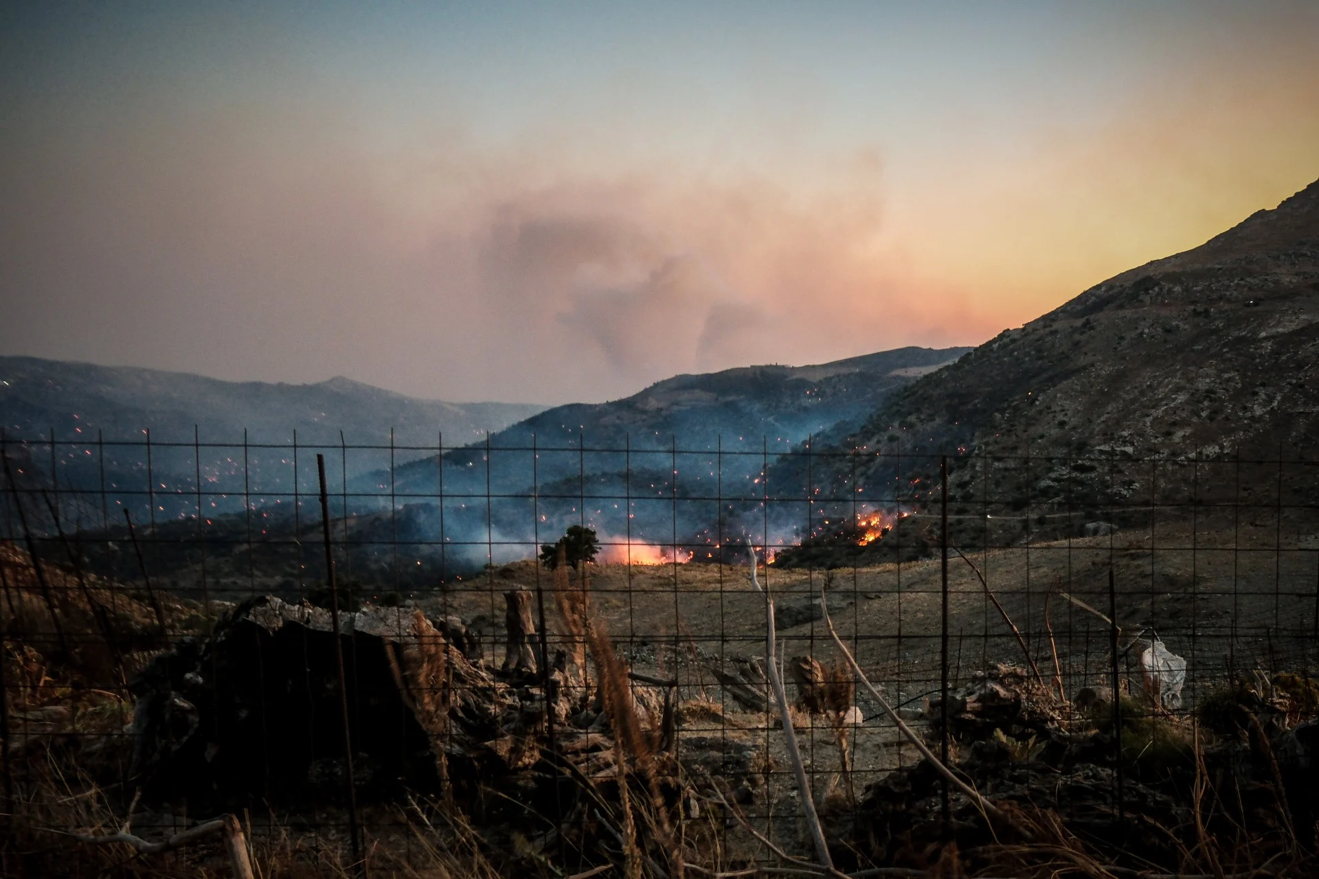 Η αγωνιώδης επιχείρηση για την απομάκρυνση 2.000 τουριστών από την Αγία Γαλήνη