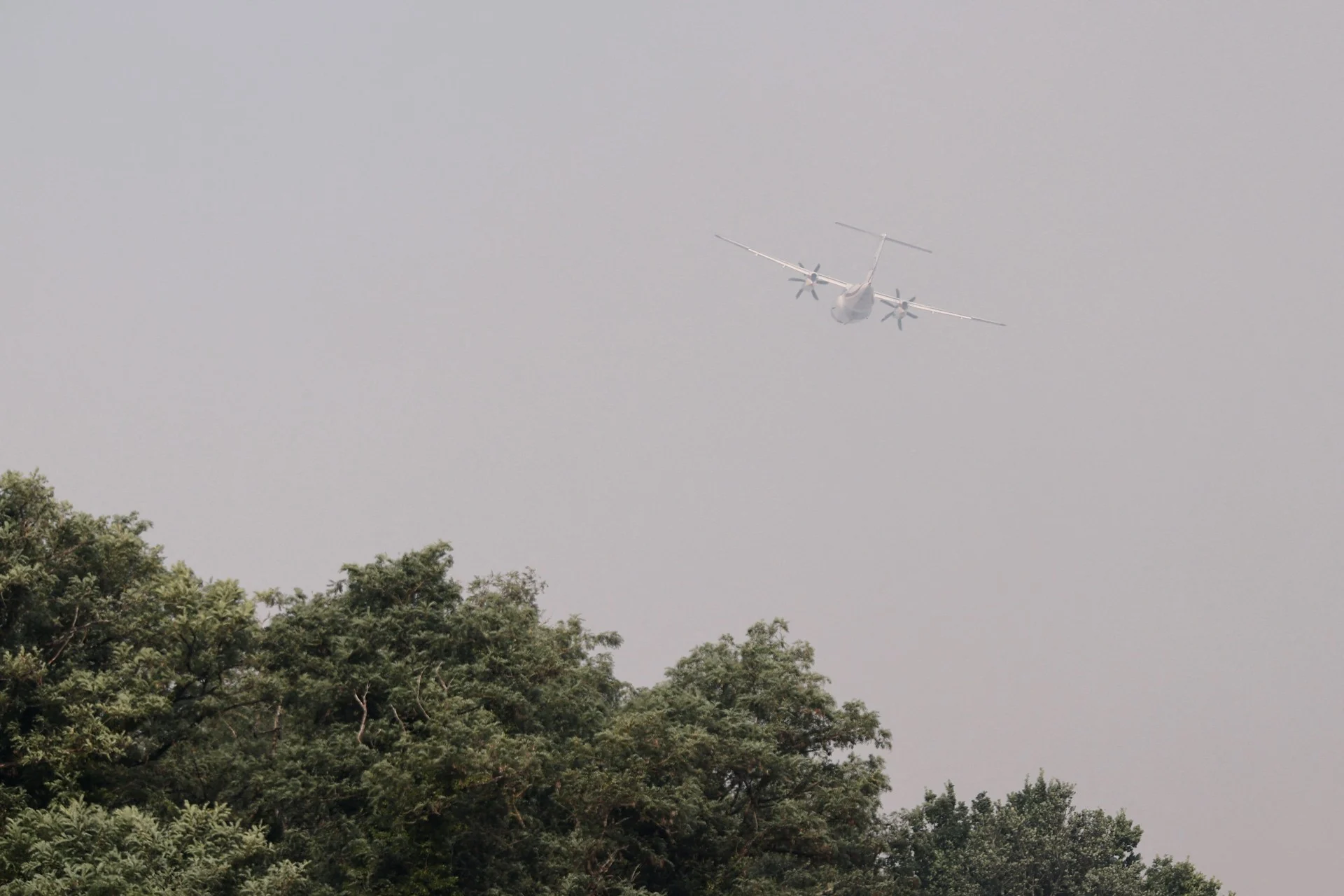 Στη μάχη εκατοντάδες πυροσβέστες και δύο Canadair