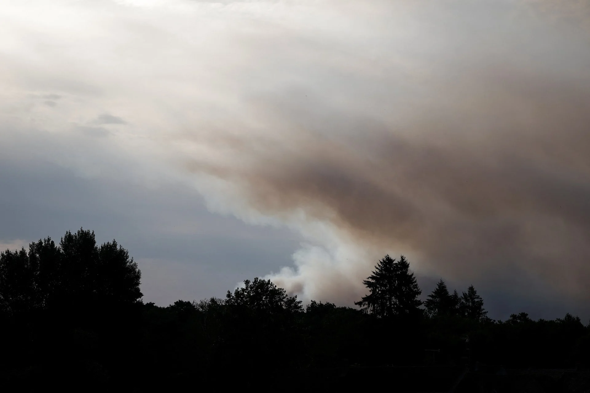 Στη μάχη εκατοντάδες πυροσβέστες και δύο Canadair
