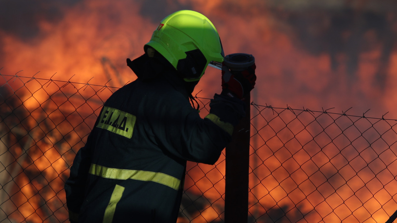 Ολονύχτια μάχη με τις φλόγες σε Ρέθυμνο και Πάρο – Καλύτερη εικόνα σε Κάλυμνο και Άνδρο