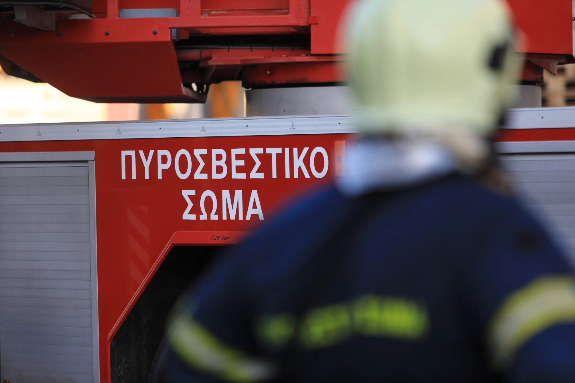 Φωτιά σε μεταφορική επιχείρηση και καρότσα φορτηγού στο Καλοχώρι
