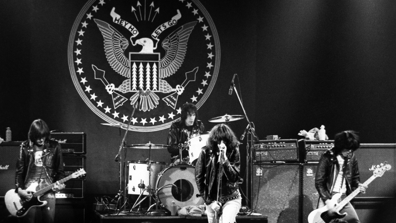 Punk supergroup τιμά τα 50 χρόνια από τη γέννηση των Ramones