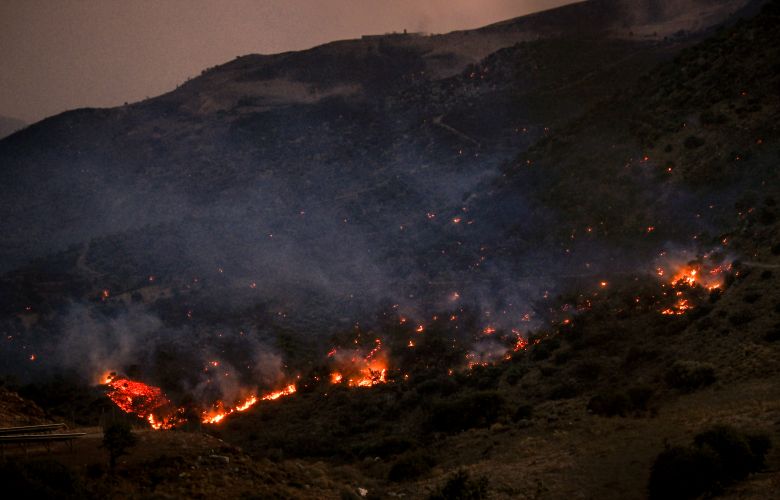 Ολονύχτια μάχη των πυροσβεστικών δυνάμεων στα πύρινα μέτωπα σε Ρέθυμνο, Πάρο, Άνδρο και Κάλυμνο