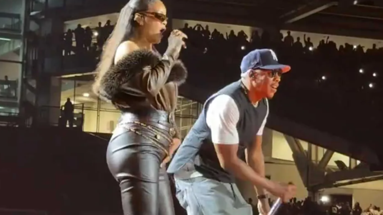 Η εντυπωσιακή εμφάνιση έκπληξη της Rihanna στο πλευρό του Jay-Z σε συναυλία