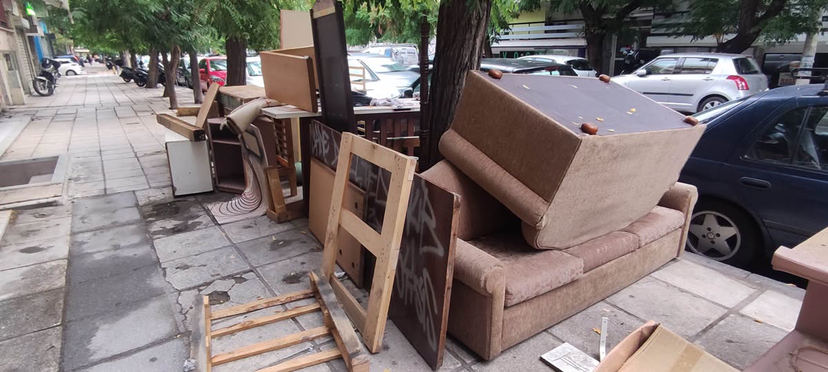 Ξεφορτώθηκαν στο πεζοδρόμιο ένα.... φορτηγό έπιπλα