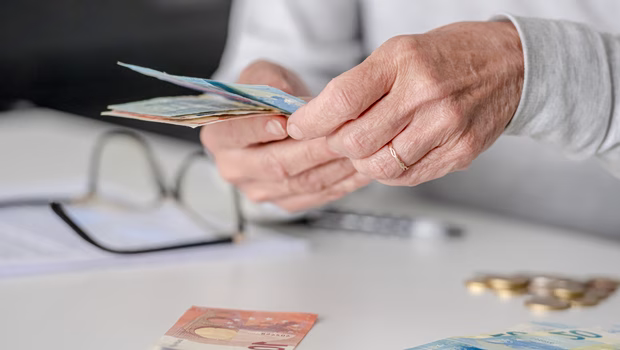 Την Τρίτη στη Βουλή η ρύθμιση για τις περικοπές των συντάξεων χηρείας