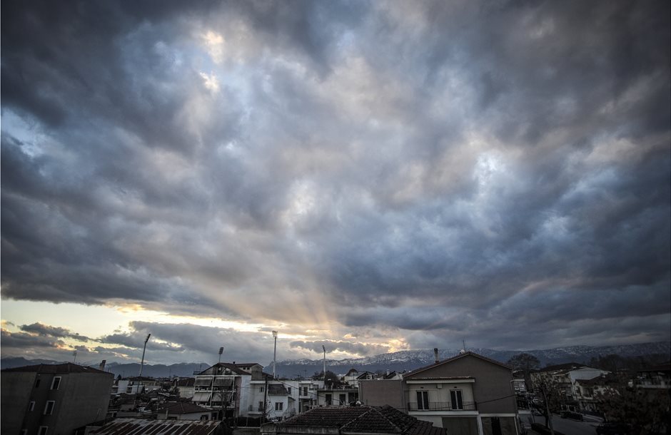 Νεφώσεις και τοπικές βροχές με σημαντική πτώση της θερμοκρασίας έως 35 βαθμούς
