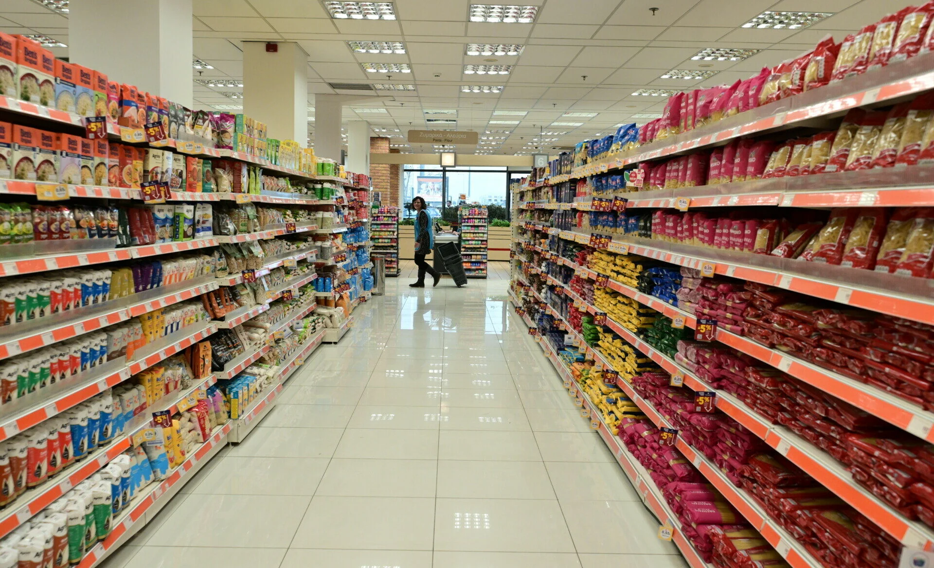 Μείωση τιμών 5% σε βασικά προϊόντα: Από 31 Αυγούστου η πρωτοβουλία