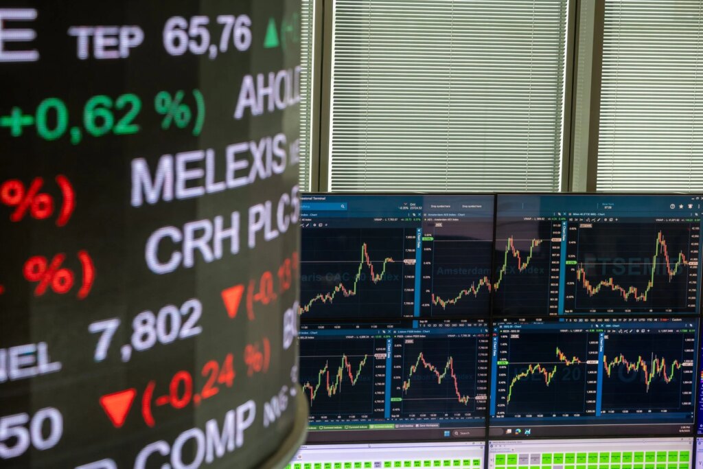 Χρηματιστήρια: Πέριξ των 2.500 μονάδων η Αθήνα
