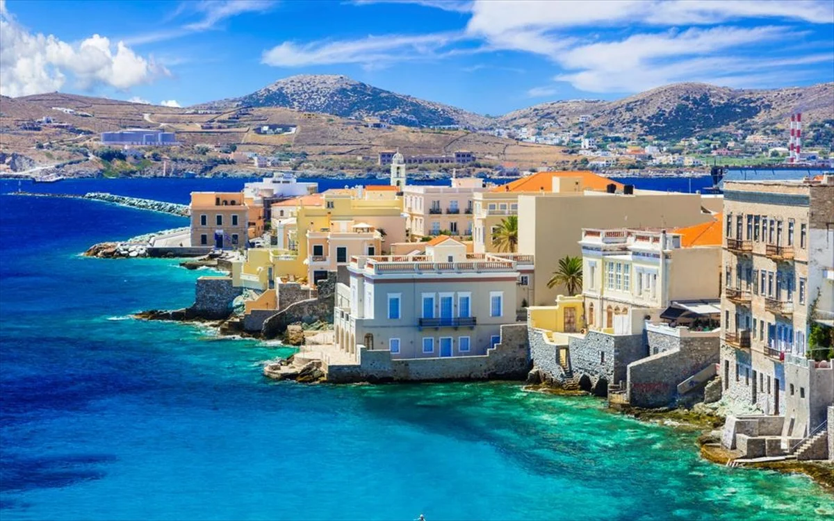Η Σύρος κερδίζει διεθνή προσοχή όχι για τις παραλίες της, αλλά για κάτι πολύ πιο ενδιαφέρον