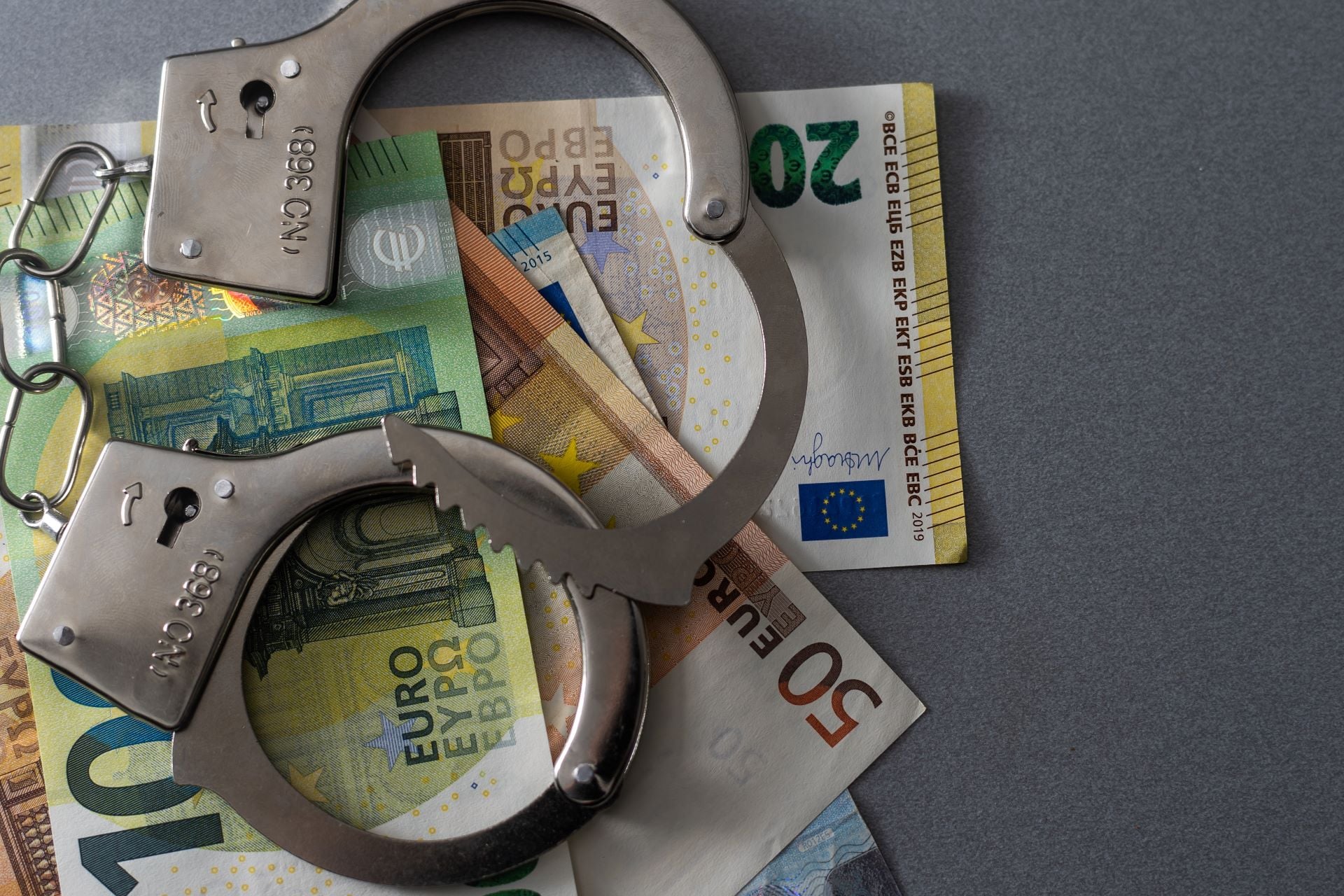 Συνελήφθη ως αρχηγός υποψήφιος βουλευτής της αντιπολίτευσης