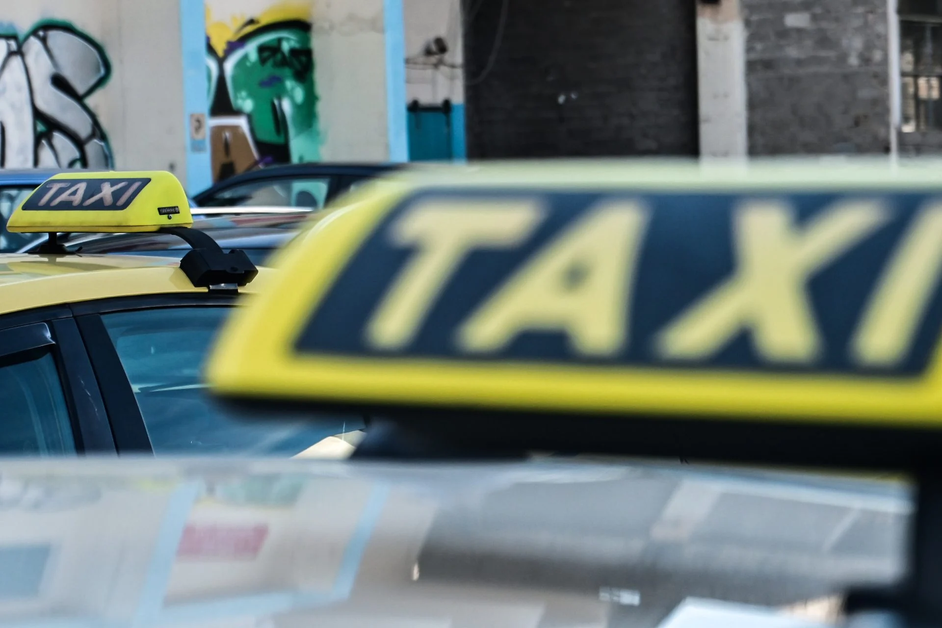 Συνελήφθη οδηγός ταξί που χρέωνε διπλάσια κόμιστρα