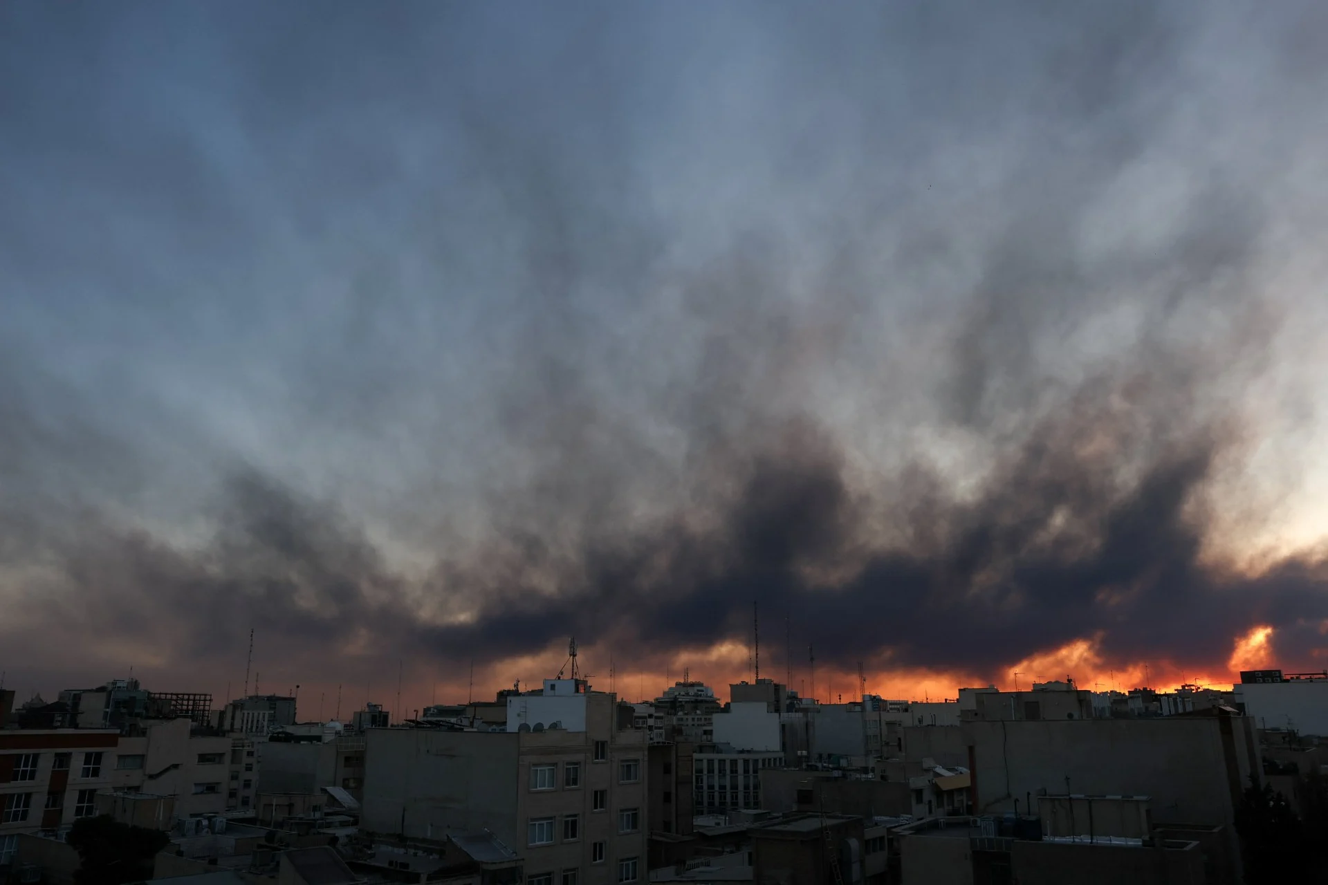 Οι ΗΠΑ «ματώνουν» το Ιράν: Πλήγματα σε γέφυρες, σιδηροδρομικό σταθμό και αεροδρόμιο