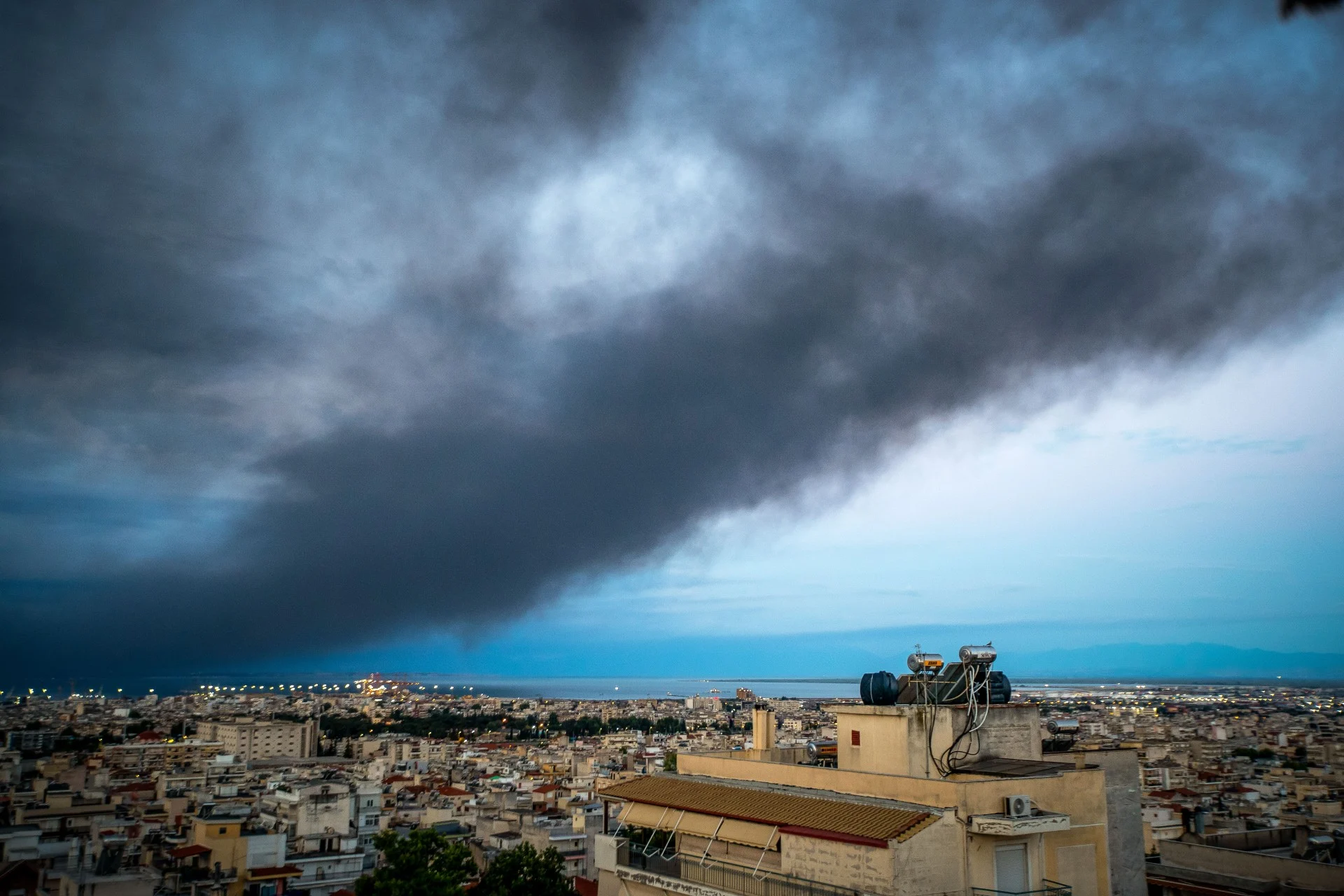 Πέπλο επικίνδυνου νέφους 20 χιλιομέτρων στη Θεσσαλονίκη από τη φωτιά στο Ωραιόκαστρο