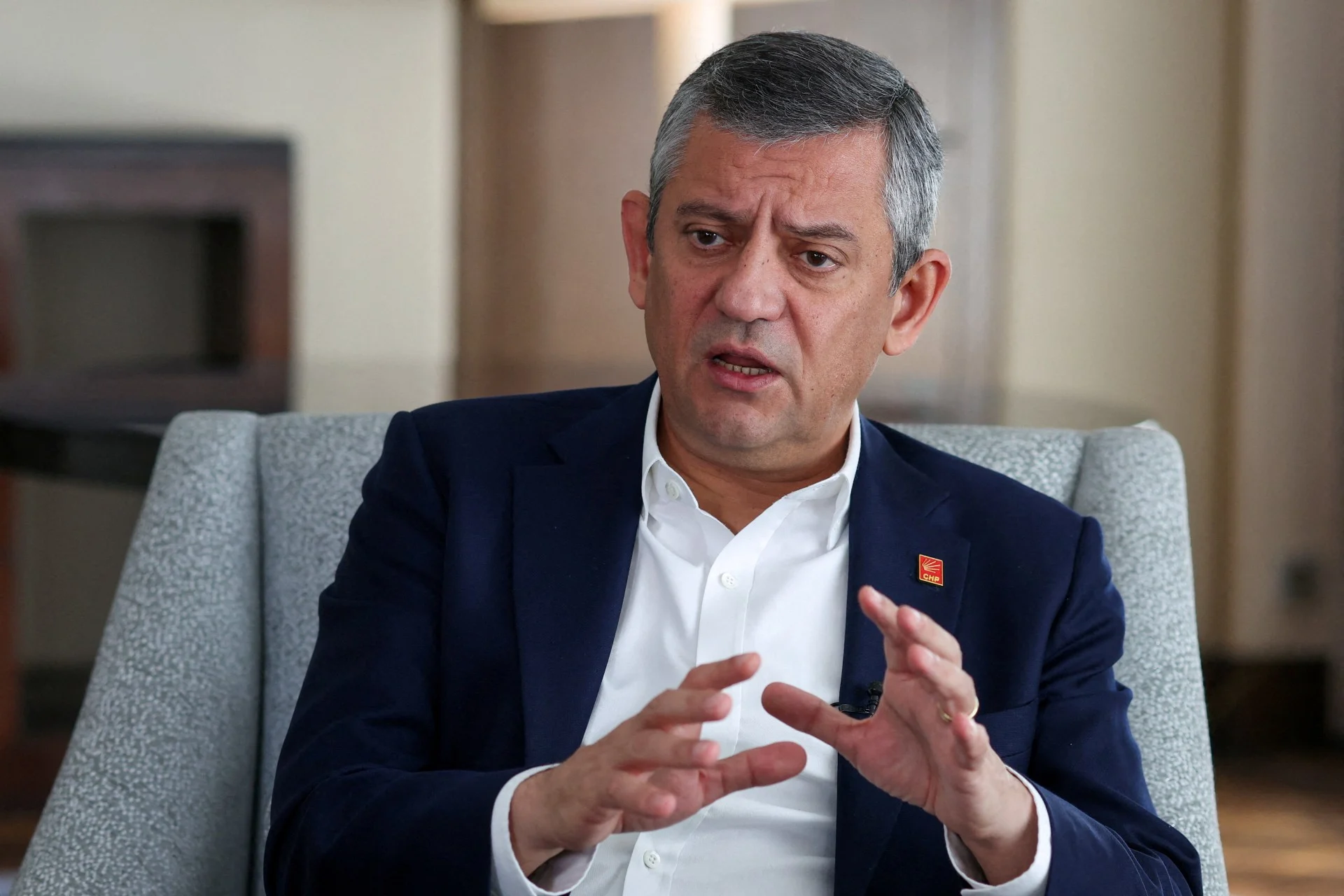 Ο ηγέτης της αντιπολίτευσης Οζγκιούρ Οζέλ αποχωρεί από το CHP και ιδρύει νέο κόμμα