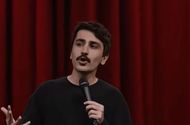 Ο stand-up κωμικός Ντενίζ Γκοκτάς προφυλακίστηκε για προσβολή του προέδρου Ερντογάν και θρησκευτικών αξιών