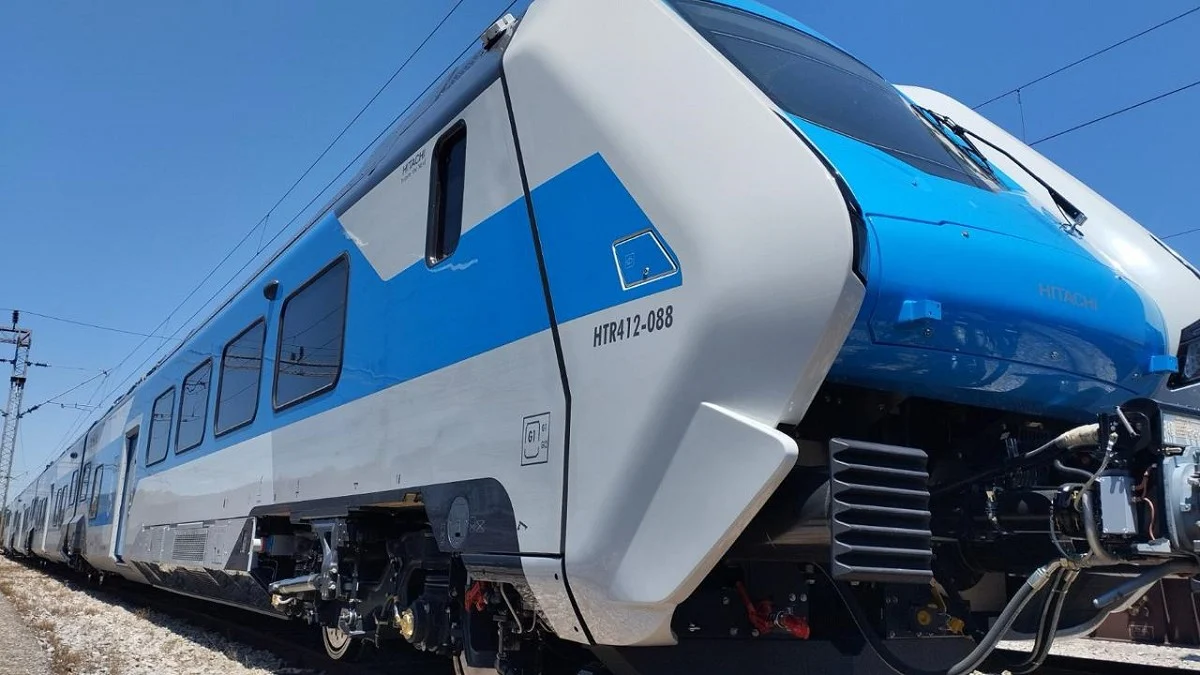 Στη Θεσσαλονίκη έφτασε ο πρώτος συρμός Blues Intercity της Hellenic Train – Εντός του Ιουλίου η μεταφορά και του δεύτερου
