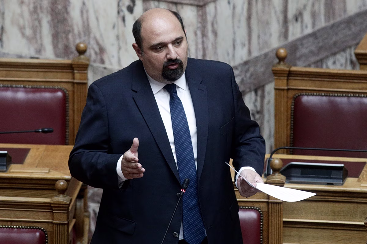 Σύγκρουση αρχηγών στη Βουλή για την Αναθεώρηση: Πυρά Ανδρουλάκη κατά της κυβέρνησης για «φαρισαϊσμό»