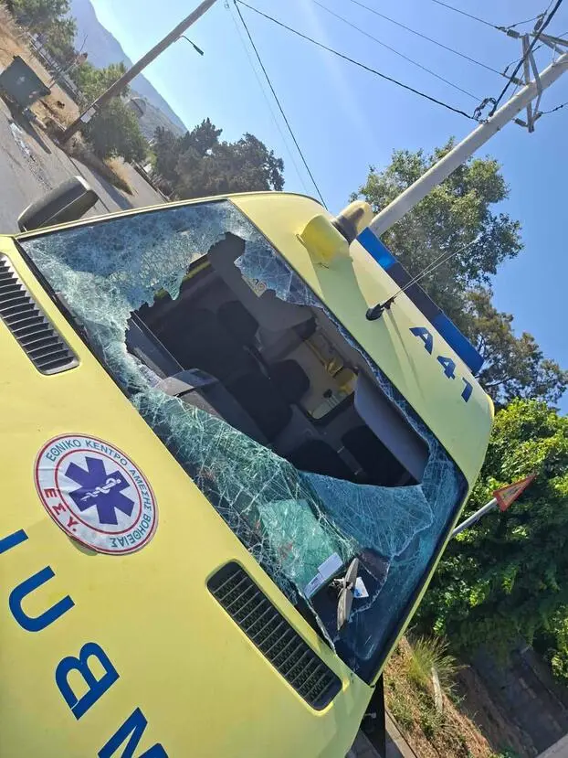 Χανιά: Τροχαίο με ασθενοφόρο - Νεκρός από ανακοπή ο ασθενής
