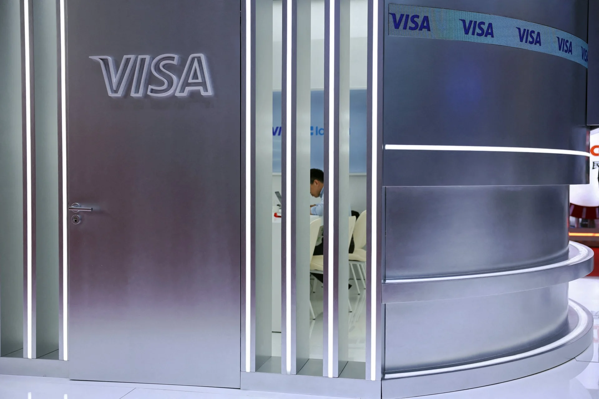 Η Visa σχεδιάζει να περικόψει το 7% του εργατικού της δυναμικού, περίπου 2.600 θέσεις