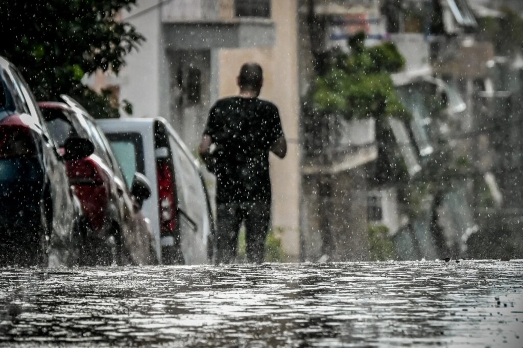 Κακοκαιρία: Καταιγίδες και δροσιά έως το μεσημέρι