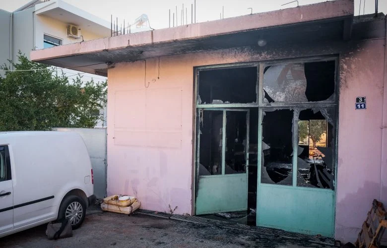 Σε κρίσιμη κατάσταση ο τραυματίας εγκαυματίας από την έκρηξη σε βιοτεχνία στα Χανιά
