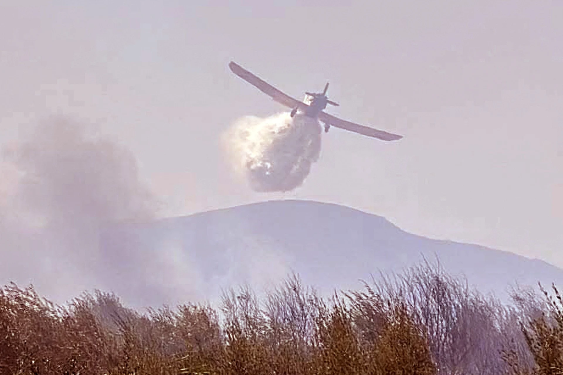 Χωρίς ενεργό μέτωπο οι πυρκαγιές σε Λάκκα Κάτσαρη Ασπροπύργου και Κάρυστο Ευβοίας