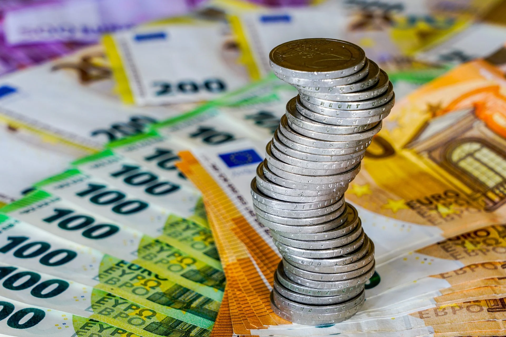 Έρευνα της Ευρωπαϊκής Εισαγγελίας στην Ελλάδα για απάτη-μαμούθ με ΦΠΑ 46,9 εκατ. ευρώ – Δεσμεύτηκαν κρυπτονομίσματα και 88 ακίνητα
