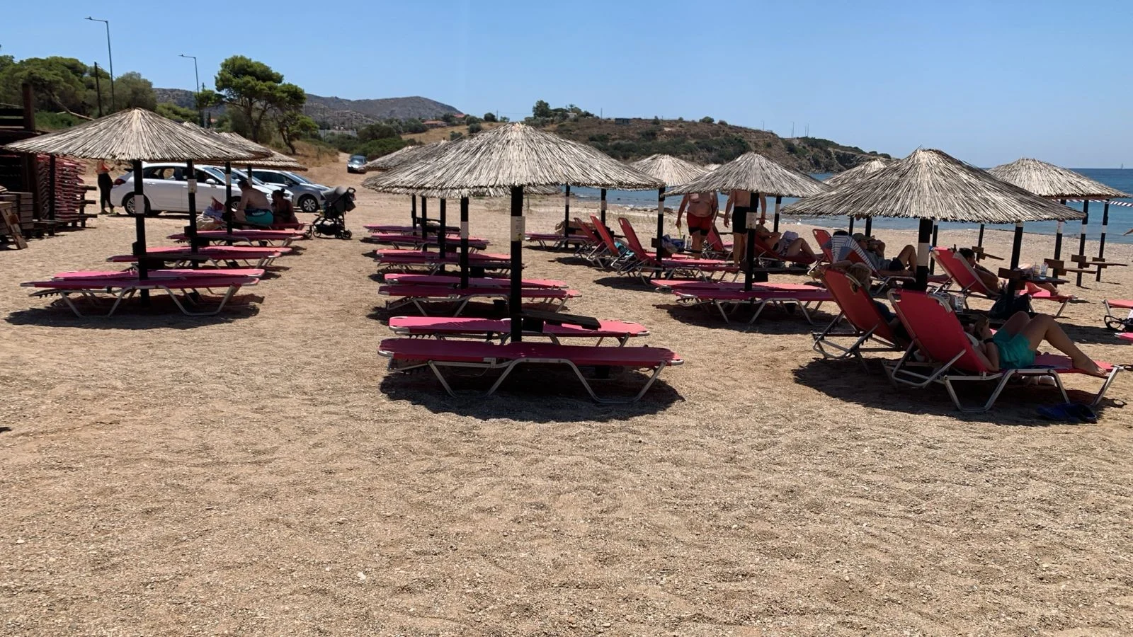 Συνεχίζει να κόβει πρόστιμα για αυθαιρεσίες στις παραλίες