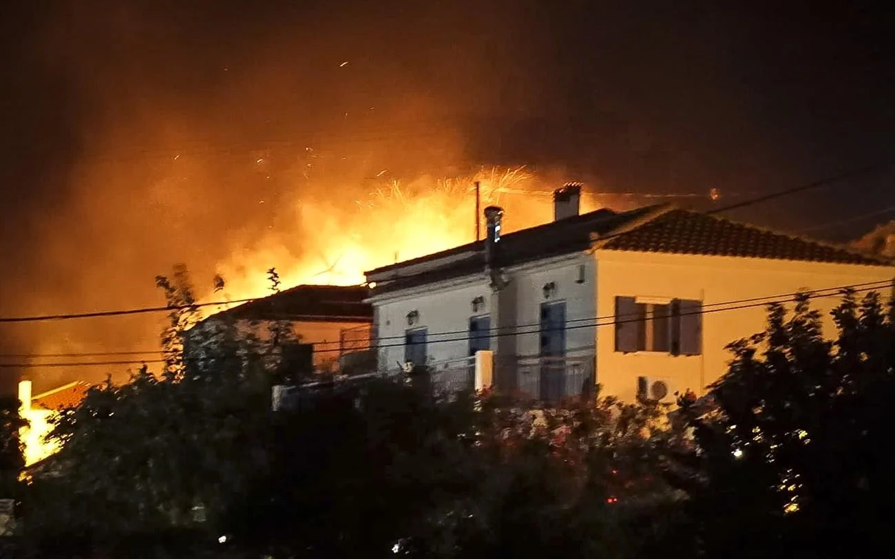Φωτιά στην Κεφαλονιά: Αλλεπάλληλα μηνύματα 112