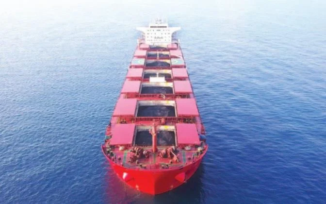 Σε εξέλιξη η επιχείρηση διάσωσης του πληρώματος του πλοίου που βυθίστηκε στον κόλπο της Βεγγάζης