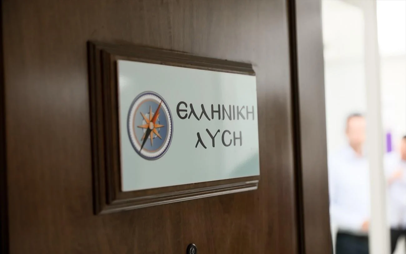 Η κυβέρνηση ληστεύει τους Έλληνες και τους «επιστρέφει» ψίχουλα