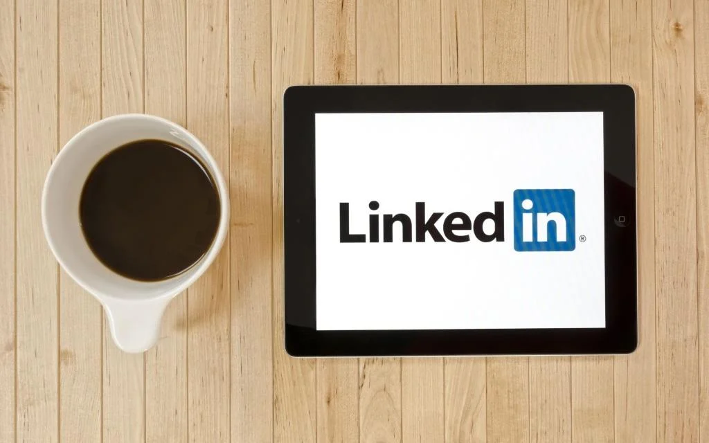 Πώς το LinkedIn έγινε κατά λάθος… dating app – Τα επαγγελματικά connections που καταλήγουν σε γάμο