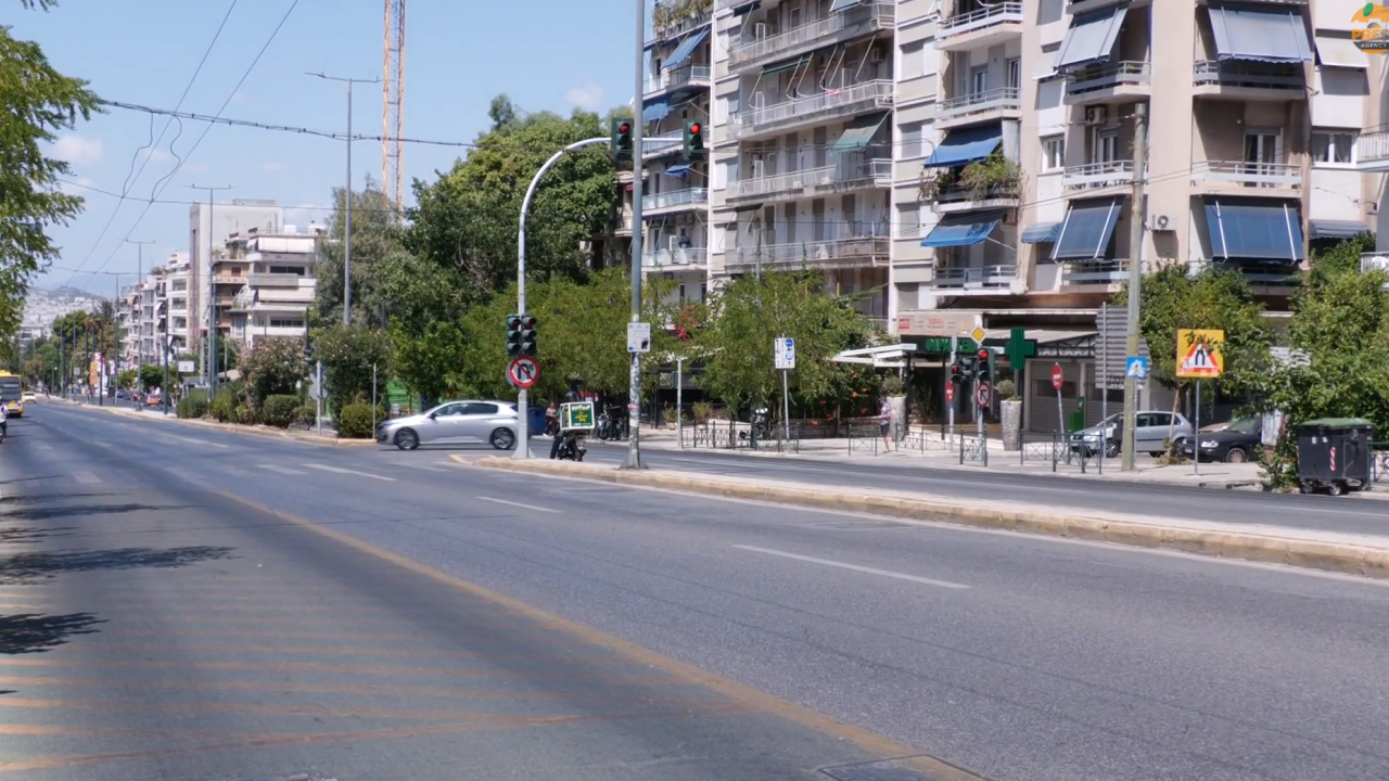 Πόλη - «φάντασμα» η Αθήνα τον Δεκαπενταύγουστο – Εντυπωσιακές εικόνες από έρημους δρόμους και πλατείες
