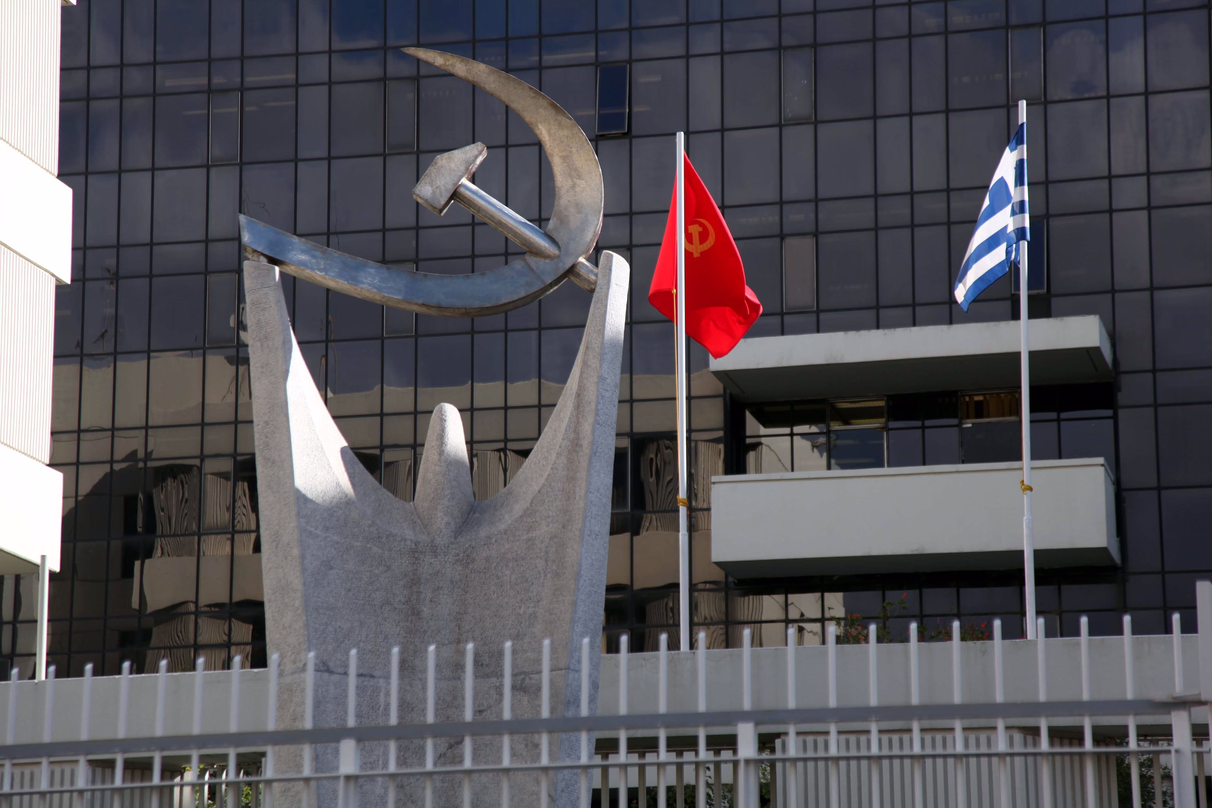 ΚΚΕ: Ο Μητσοτάκης έχει το θράσος να παρουσιάζει ως «παροχή» τη μη περικοπή - κι αυτό εν μέρει - των συντάξεων χηρείας