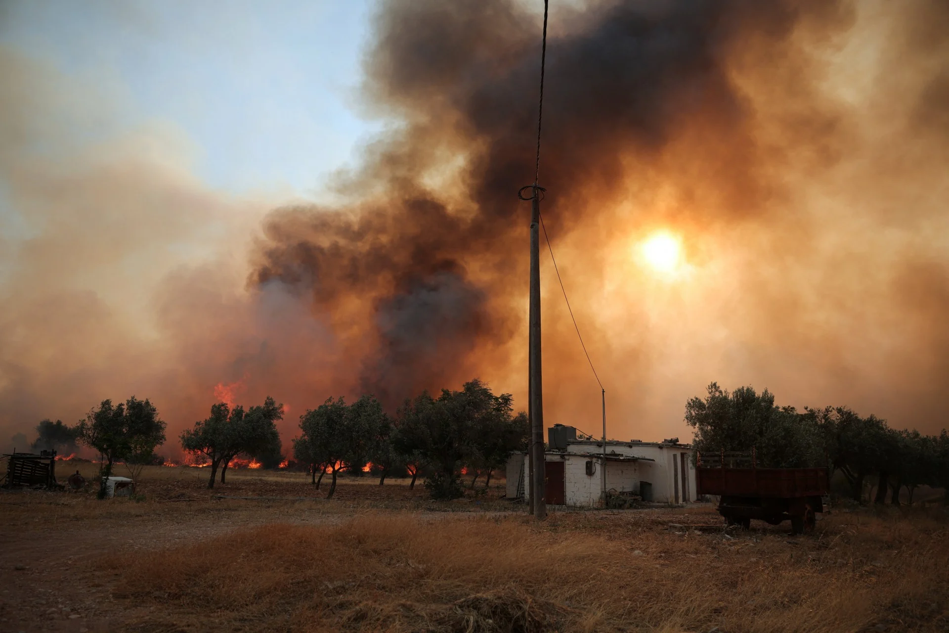 Ραγδαία η επέλαση της πυρκαγιάς σε Βίλια, Άγιο Νεκτάριο, Αγία Παρασκευή, Κρύο Πηγάδι- Πληροφορίες ότι καίγονται σπίτια
