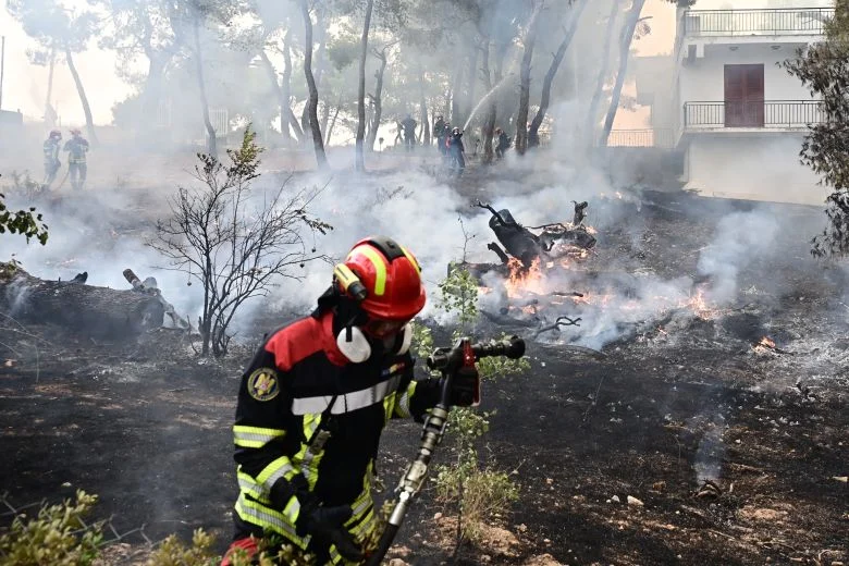 Αδιάκοπος ο αγώνας των πυροσβεστών για να τιθασεύουν τις εστίες φωτιάς στην Δυτική Αττική