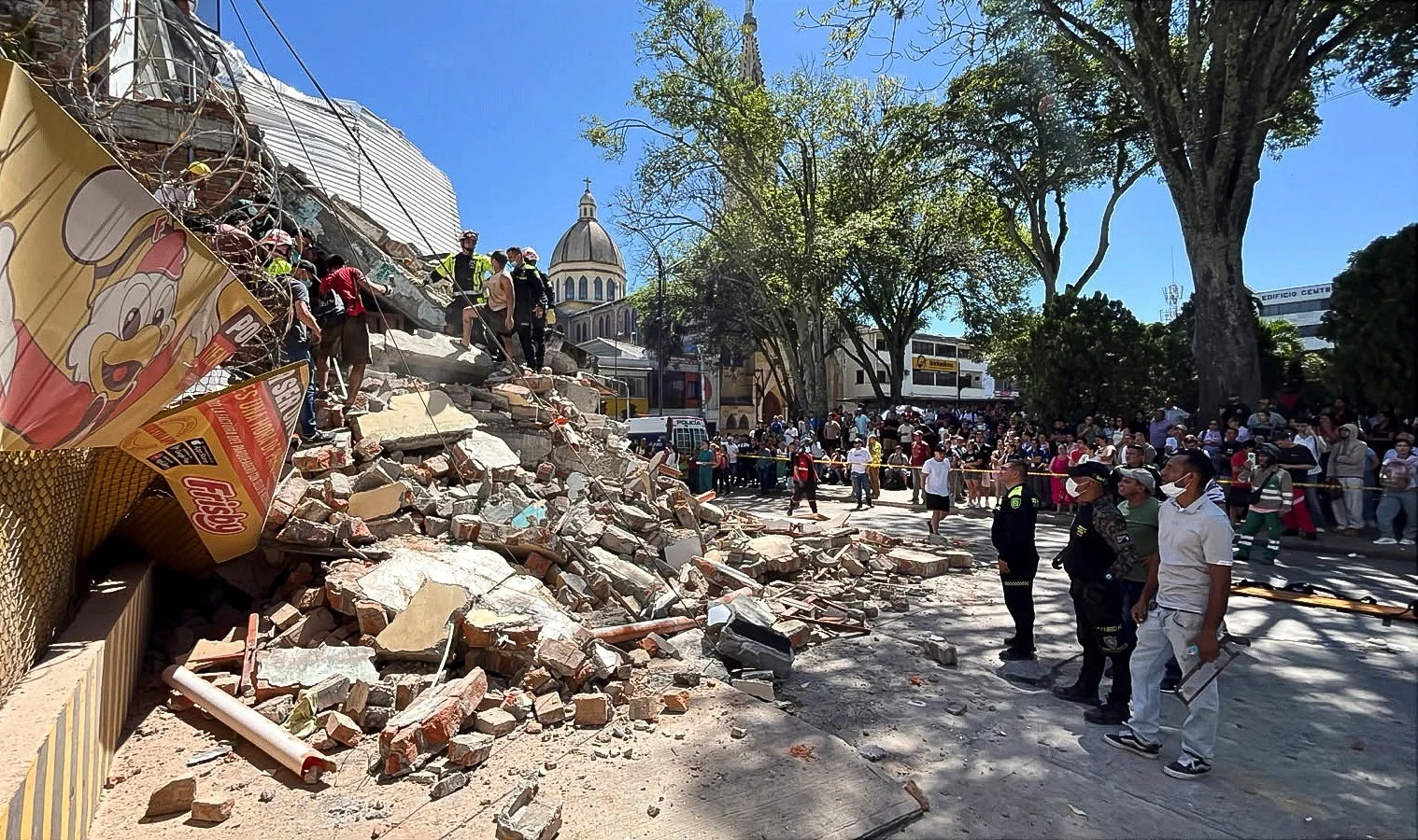 Στους 69 οι νεκροί από τον σεισμό -Ολόκληρα κτίρια καταρρέουν (εικόνες, βίντεο)
